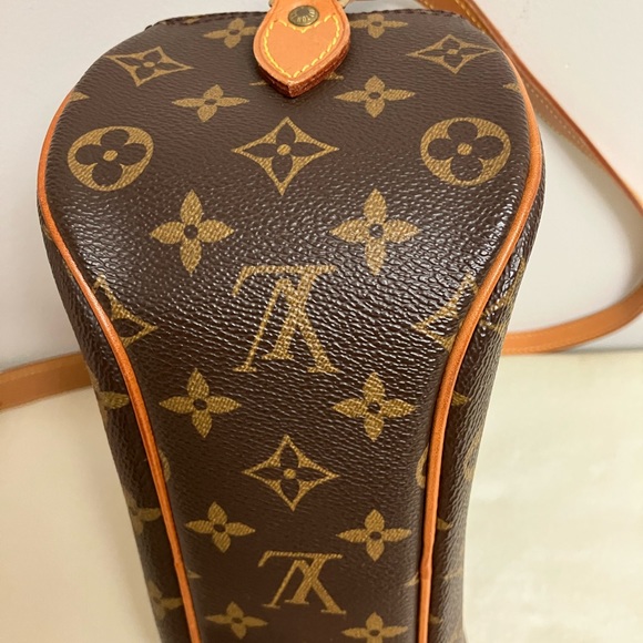 Louis Vuitton Blois Crossbody - Picture 8 of 13